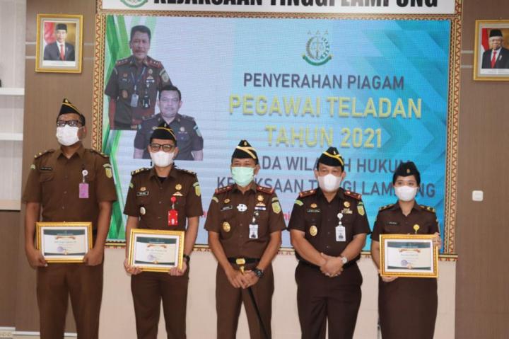 Kajati Lampung Serahkan Piagam Pegawai Teladan Tahun 2021 Pada Wilayah Hukum Kejati Lampung
